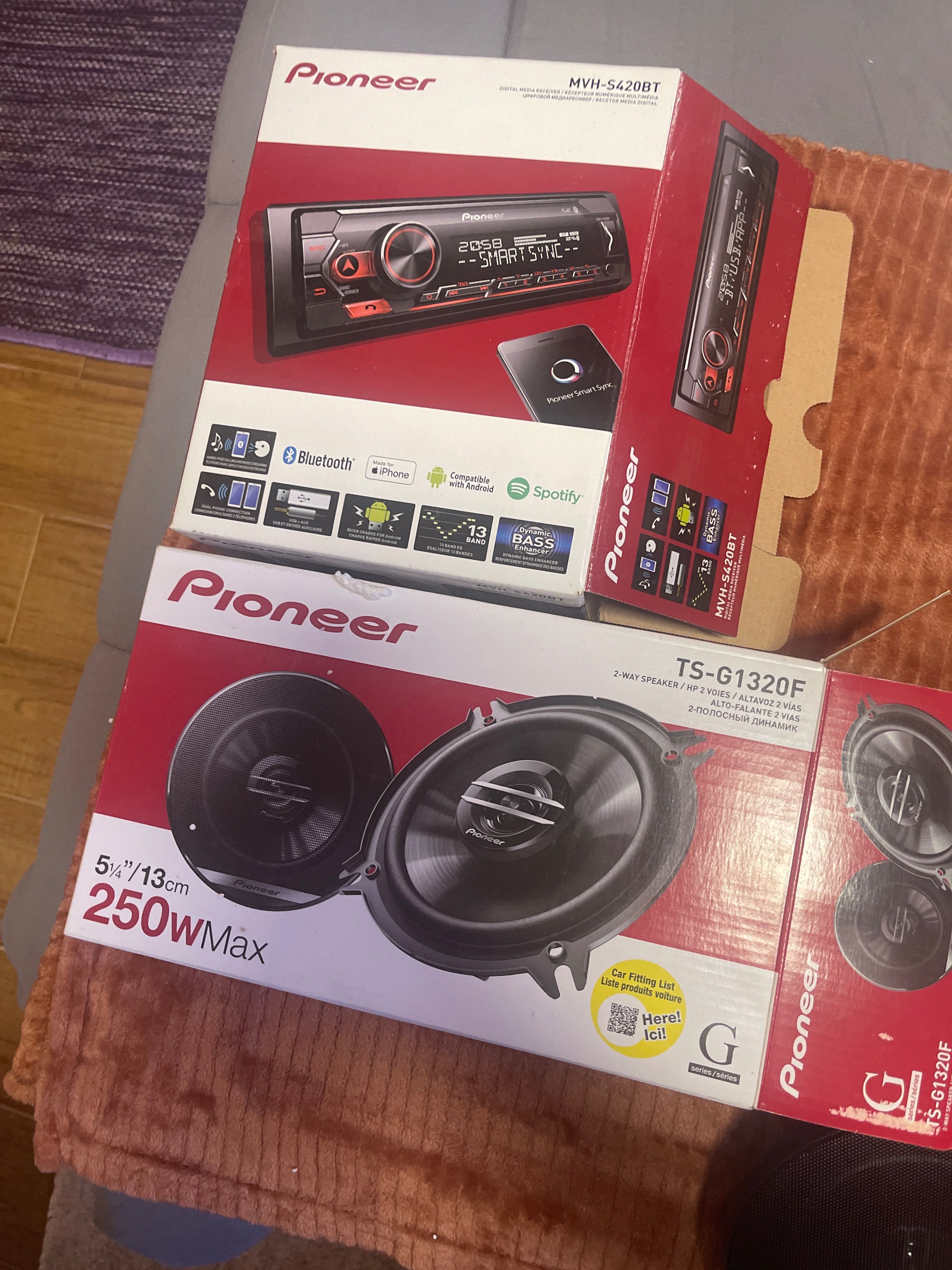 Rádio Pioneer + 2 Colunas traseiras Pioneer