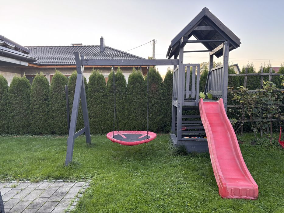 Plac zabaw huśtawka zjeżdzalnia dla dzieci