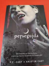 Três livros "Perseguida/Queimada/Desesperada"