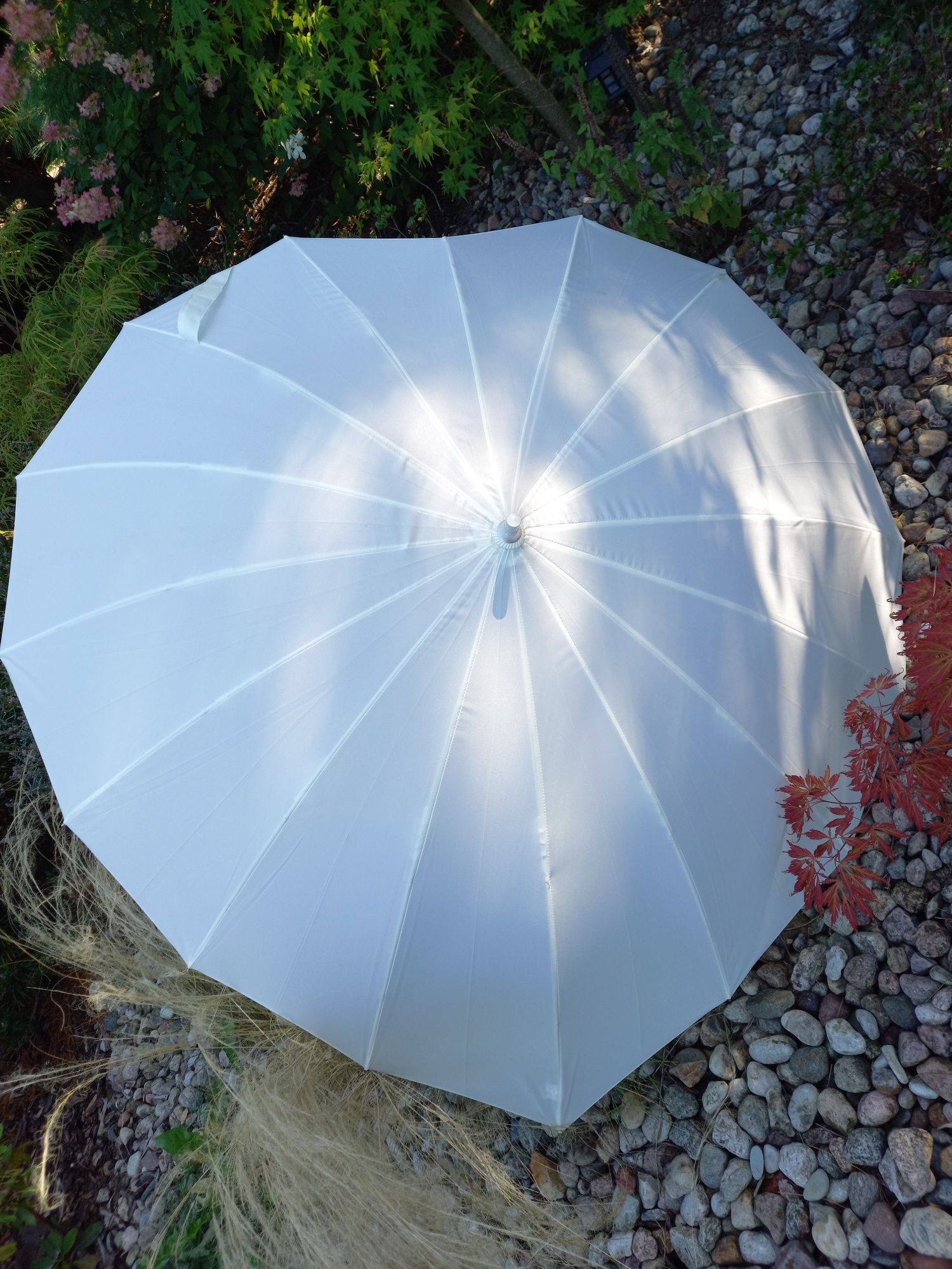 Nowa parasolka do ślubu na sesję zdjęciową
