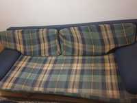 Rozkładana kanapa z poduszkami i pojemnikiem na pościel