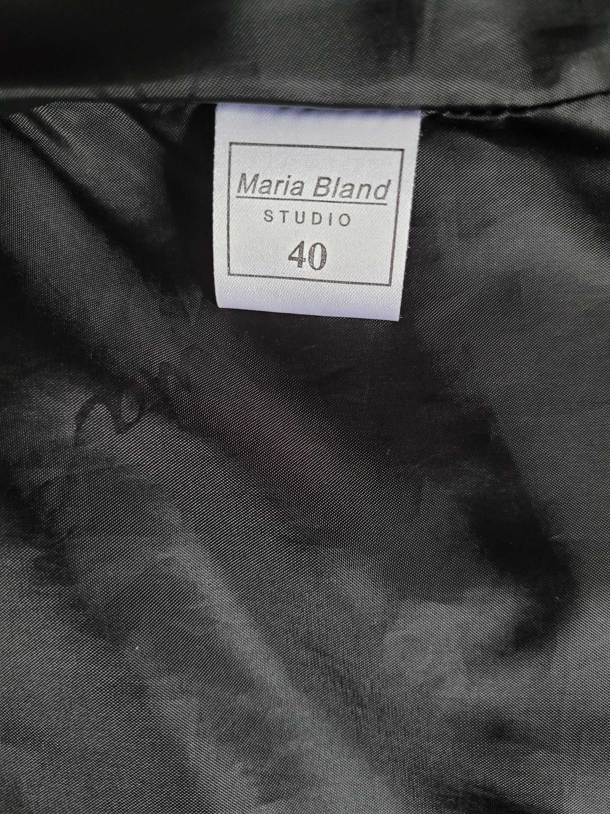 Czarny płaszcz z kapturem Maria Bland r.40