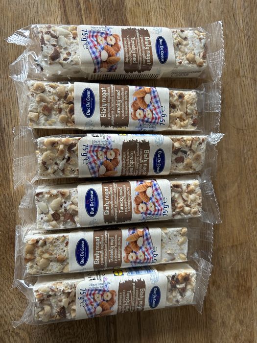 Bialy nugat z migdalami i laskowymi