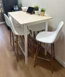 Mesa alta Ikea Mittzon e 5 bancos altos Jysk