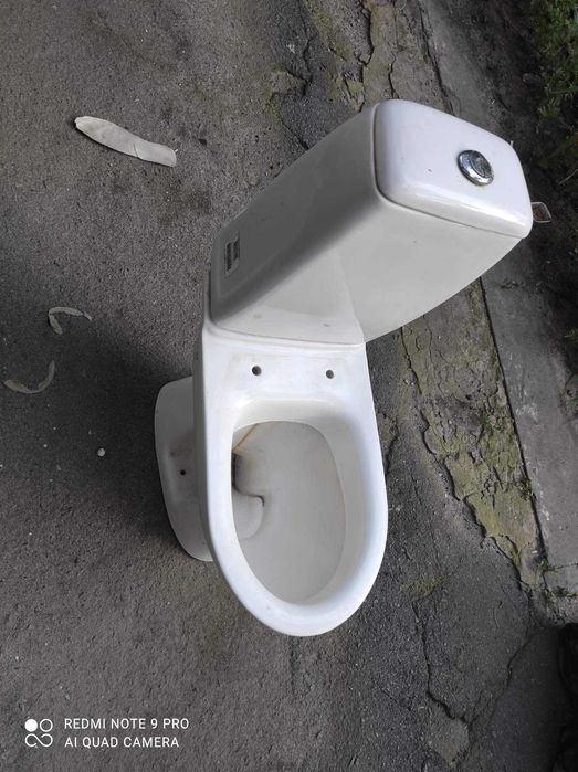 Продам унитаз с бочком в хорошем состоянии