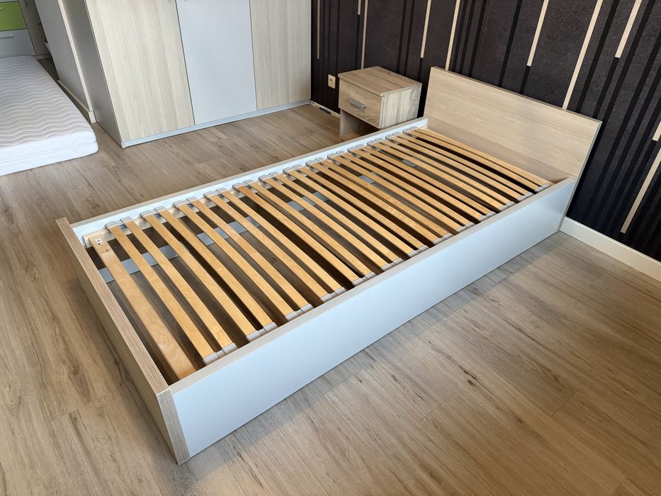 Łóżko ze stelazem i materacem 90x200 stan super