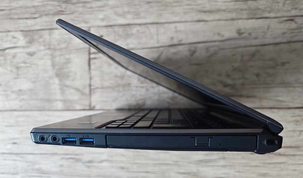 Laptop Fujitsu Lifebook E736 13.3" I5 2.4GHz 8/256GB bat 90% CD DVD