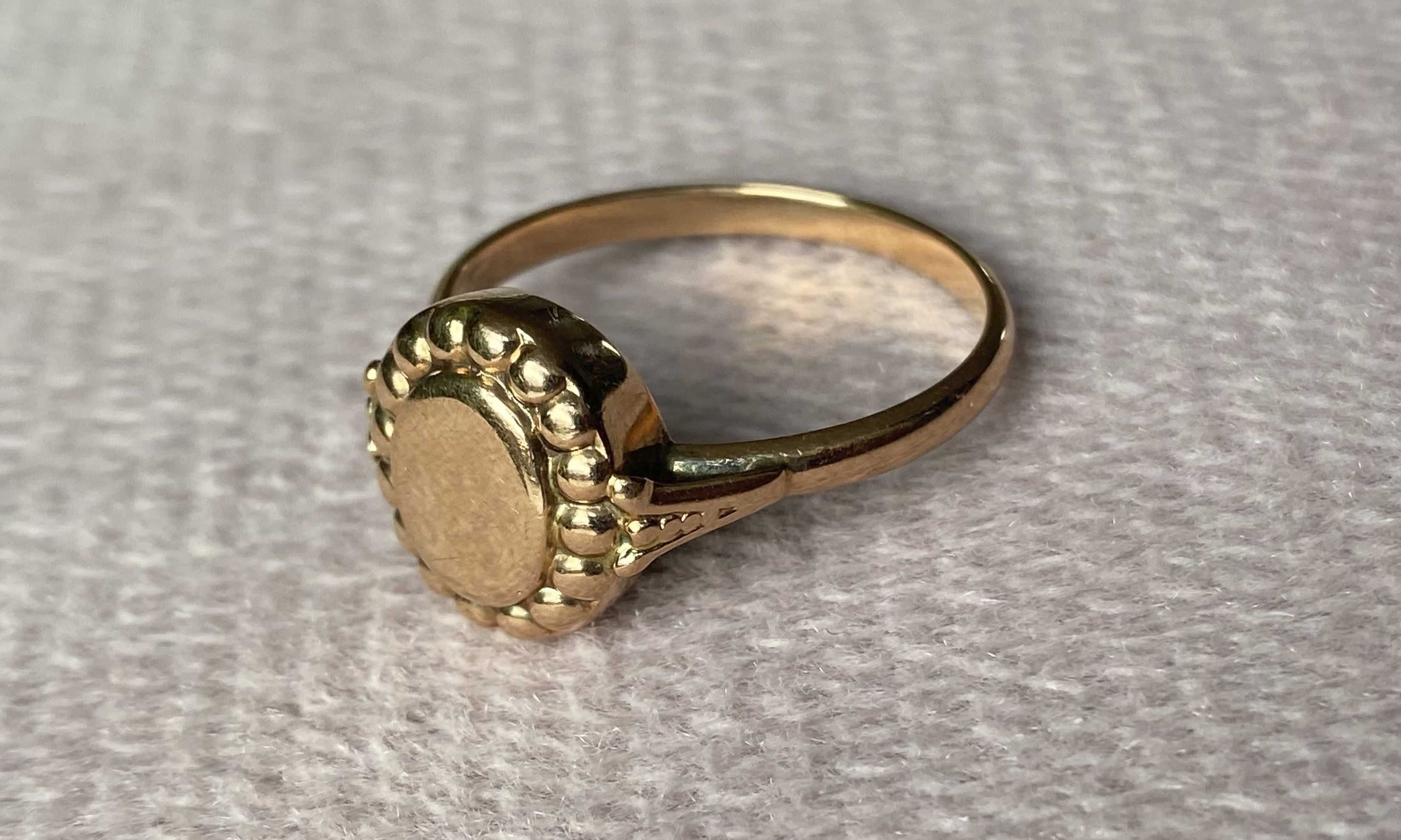 Złoty pierścionek, złoto próba 583/14K, waga 2,9 gram, rozmiar 19