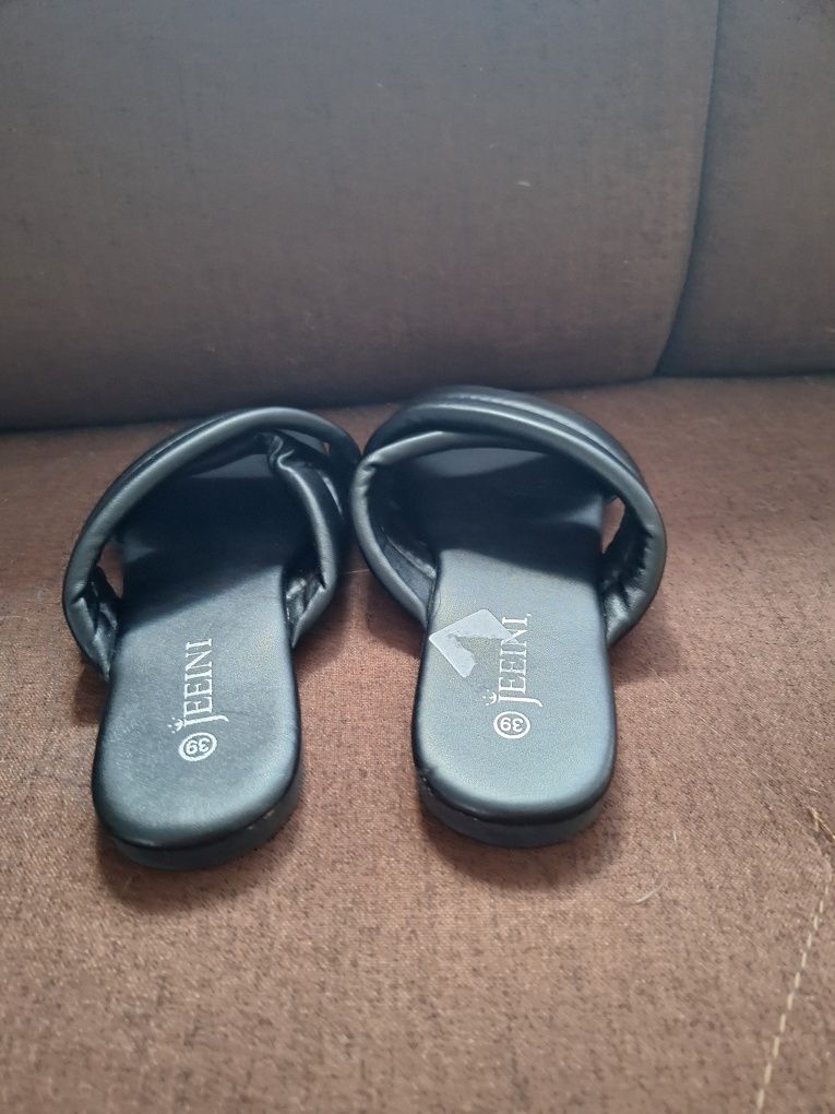 Buty damskie klapki nowe bez metki
Rozmiar 39 Jeeini