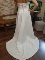 Suknia ślubna ładnie zdobiona