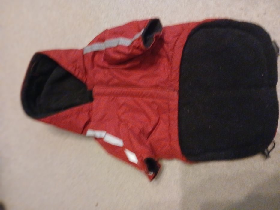 Kurteczka zimowa dla psa nową z kapturem.