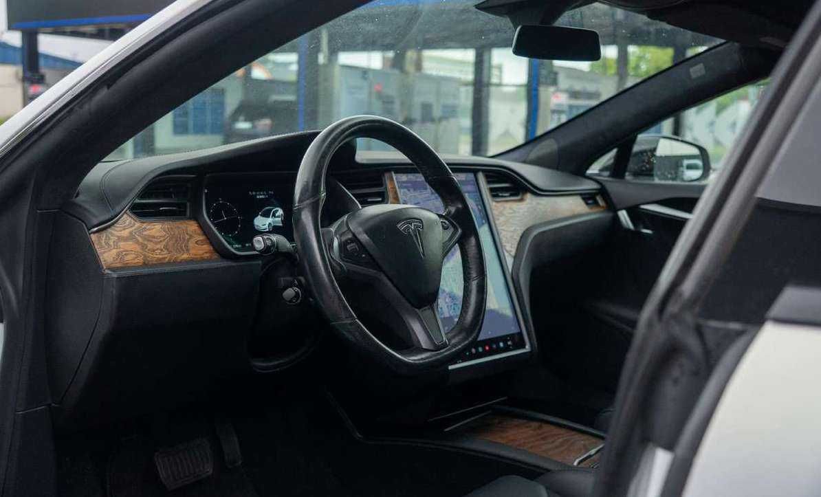 Tesla model s 2018 року