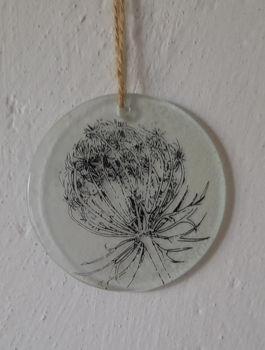 Szklane ozdoby z motywem roślinnym.