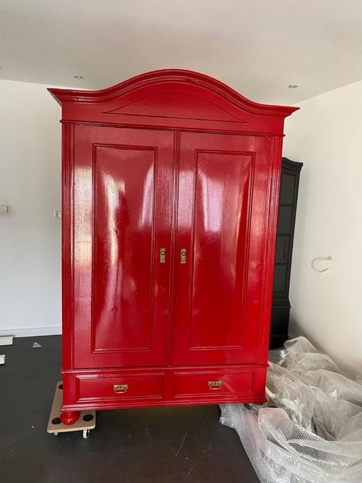 Drewniane lakierowane szafy z opcją biurka