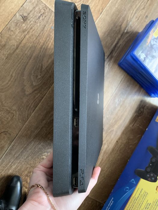 Продам соньку  Playstation 4 slim 1Tb / 2 Геймпада! +Диски