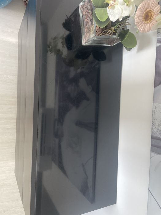 Comoda preta com 3 gavetas e tampo de vidro