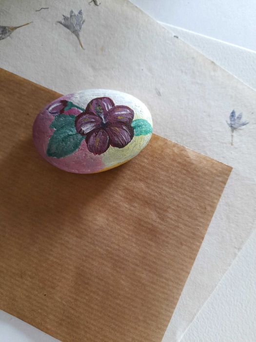 Pisa-papéis com tema flor de hibisco