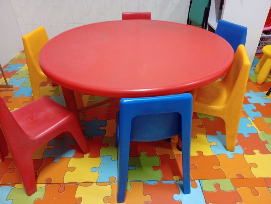 Mesa com cadeiras creche