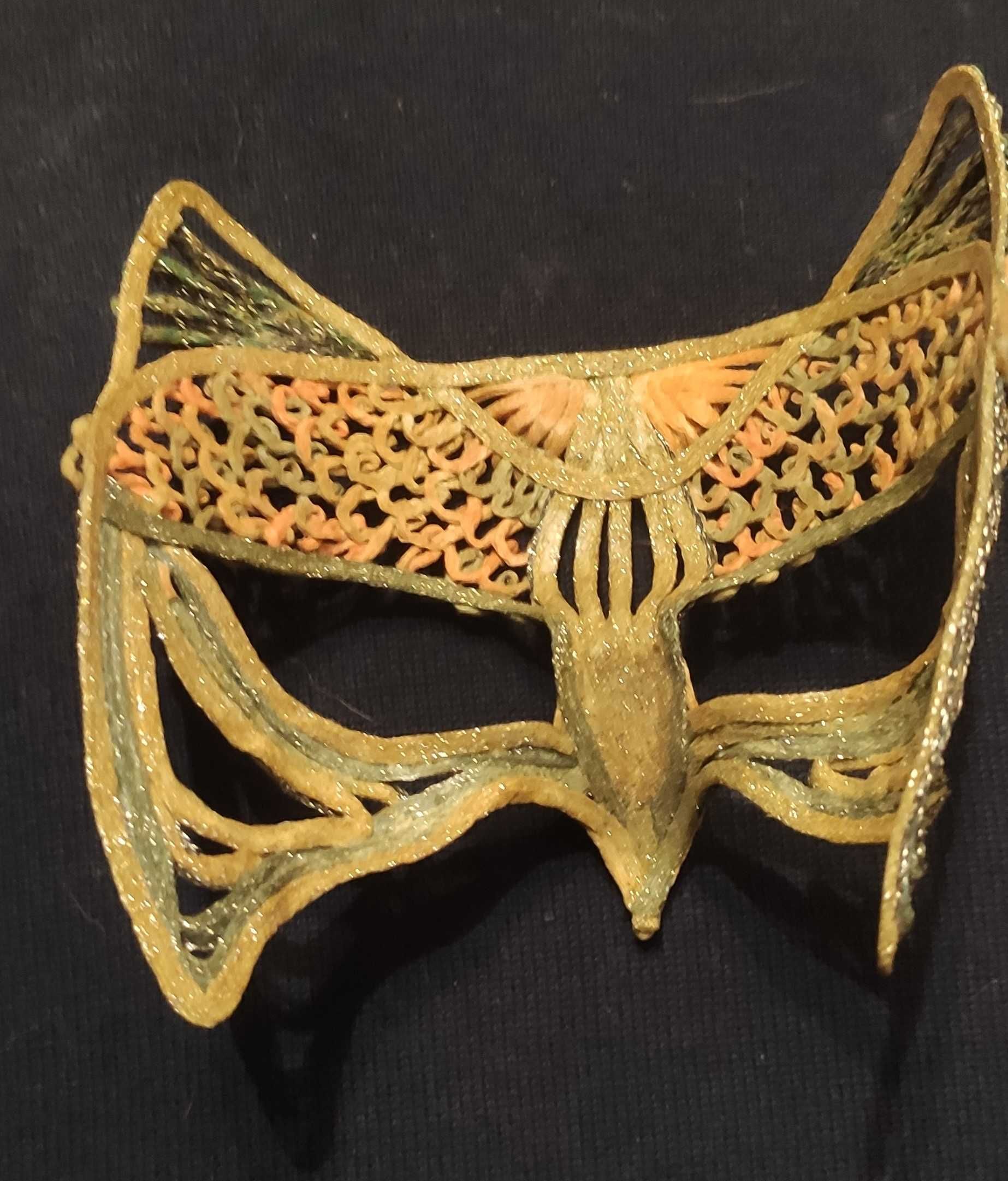 Ręcznie wykonana złota maska ​​karnawałowa z niebieskimi akcentami