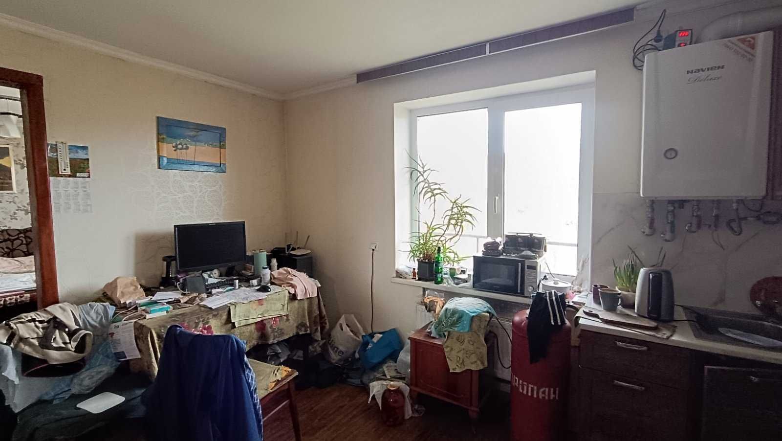 Ділянка з будинком та гаражем.