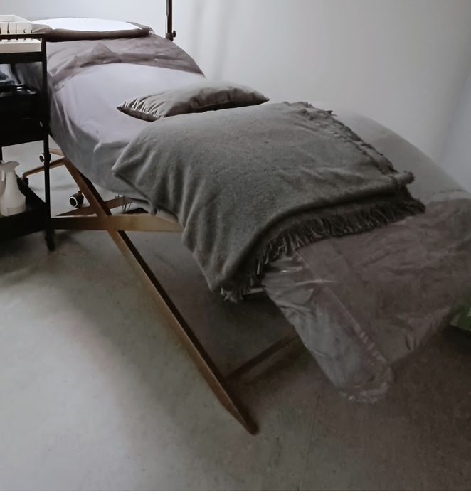 Wyprofilowane łóżko kosmetyczne Figuratti złota rama