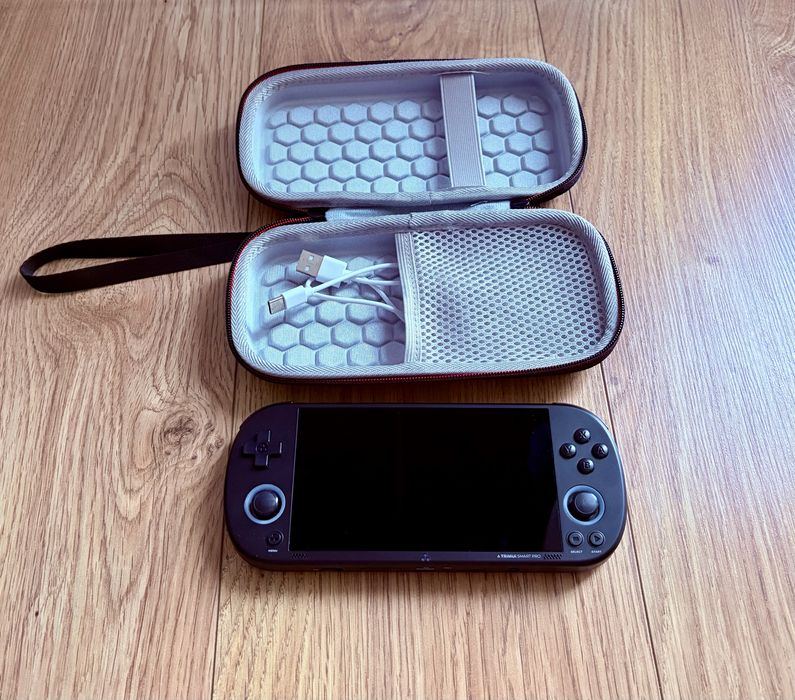 Przenośna konsola do gier Trimui Smart Pro.