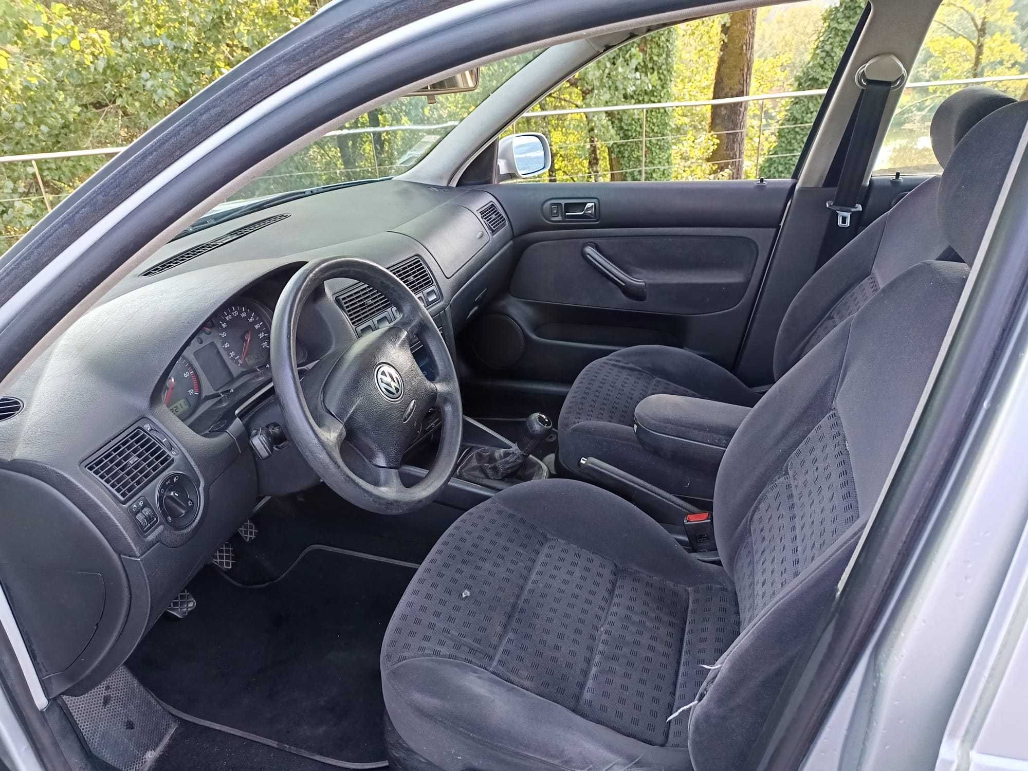 Carro Volkswagen Golf, ano 2000