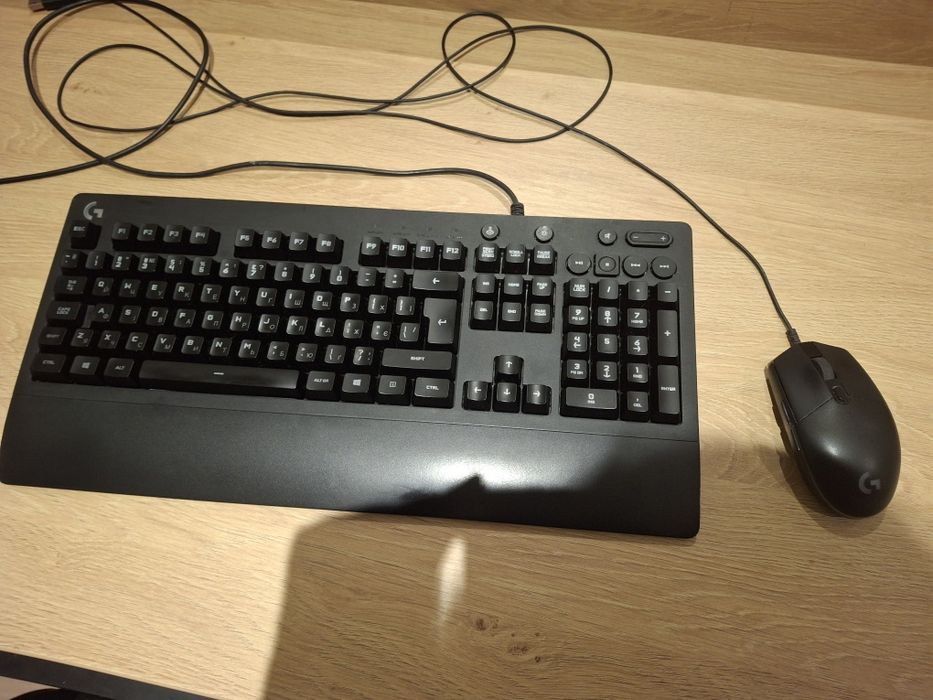 Продаю набір rgb клавіатура + мишка logitech.