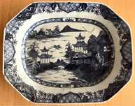 Travessa octogonal em porcelana azul e branca – China, Dinastia Qing