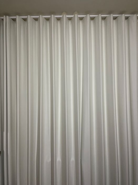 Cortina bege acetinada com calha à medida – 250cm x 265cm
