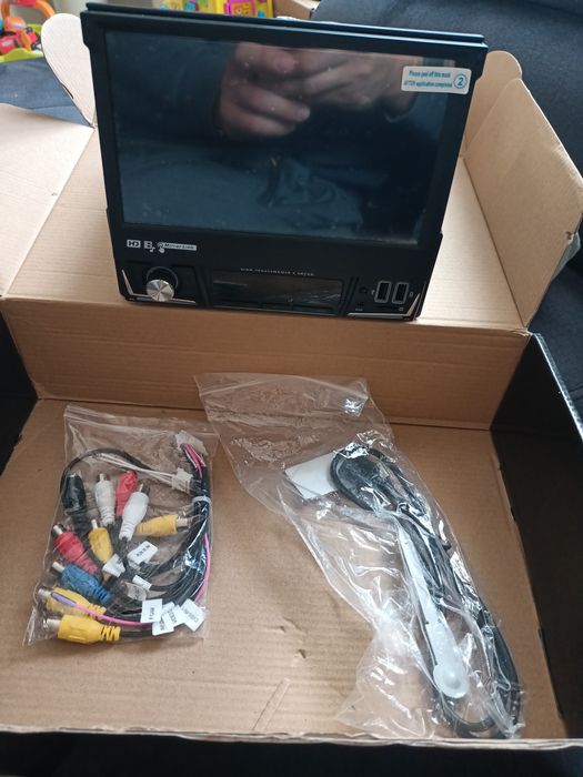 Radio samochodowe, ekran wysuwany