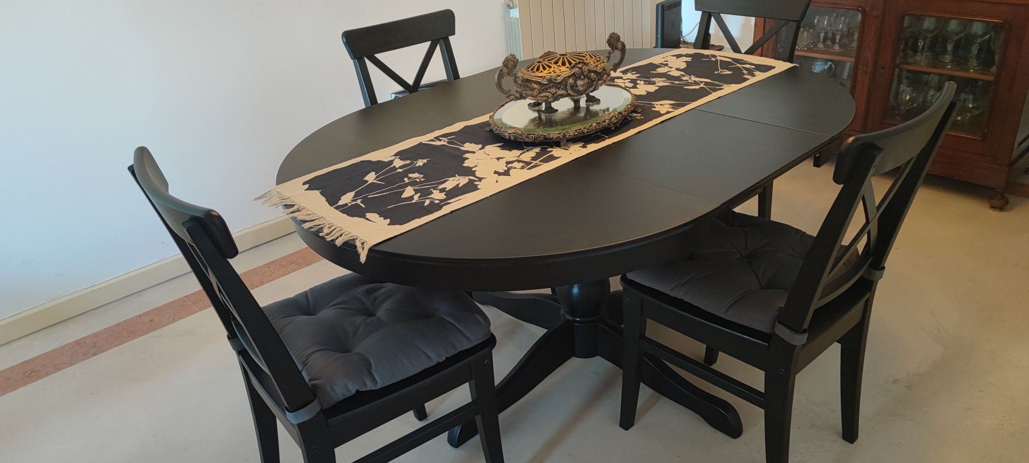 Mesa jantar IKEA INGATORP Mesa extensível, com 4 cadeiras INGOLF .
ING