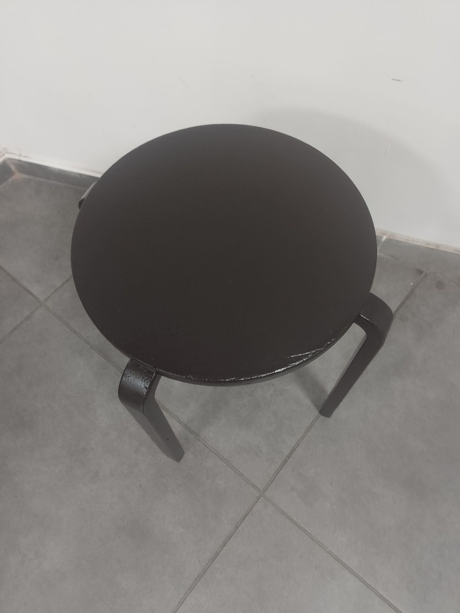 Sprzedam mały drewniany stolik wysokość 45 cm.