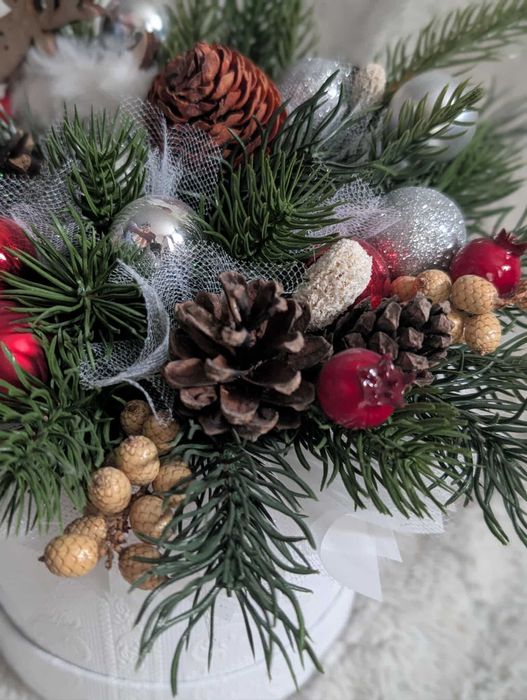 Świąteczny box stroik z reniferem rękodzieło biel czerwień srebro