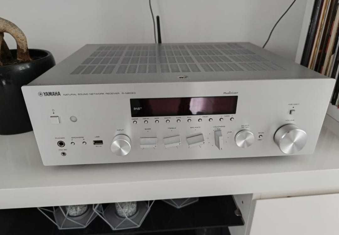 Amplituner Yamaha R-N803D + Kolumny Kef Q950