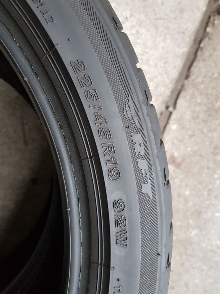 Opony letnie Bridgestone 2 sztuki ,225/45/19 RSC