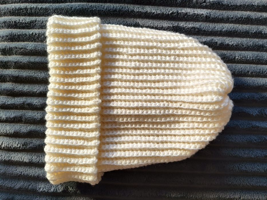 Biała kremowa czapka beanie ręcznie robiona na szydełku handmade