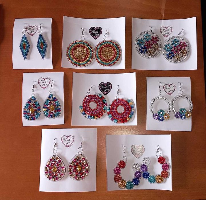 Pulseiras, ganchos e brincos personalizados em diamantes