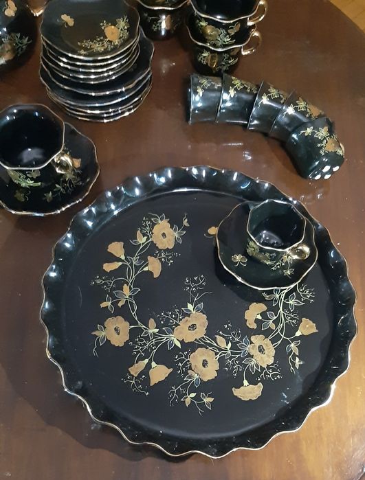 Дивовижний порцеляновий чайний сервіз