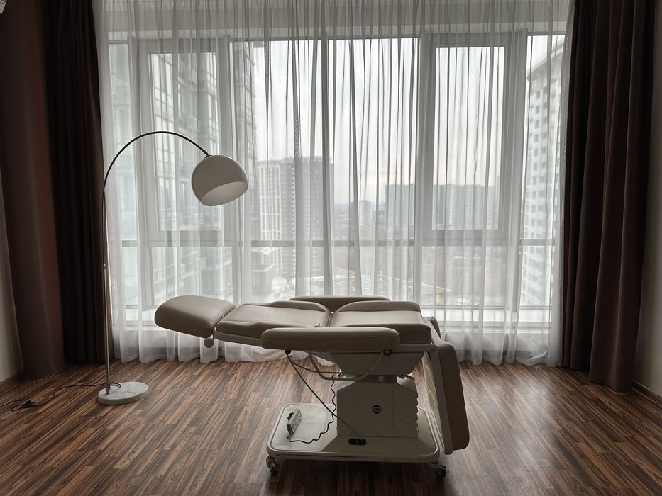 Сучасний великий косметологічний кабінет з німецькою електрокушеткою