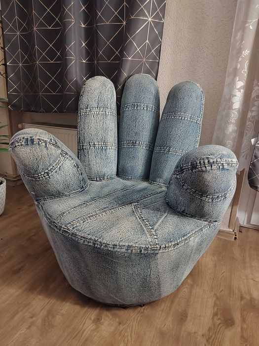 Sprzedam fotel w kształcie reki w stanie bardzo dobrym