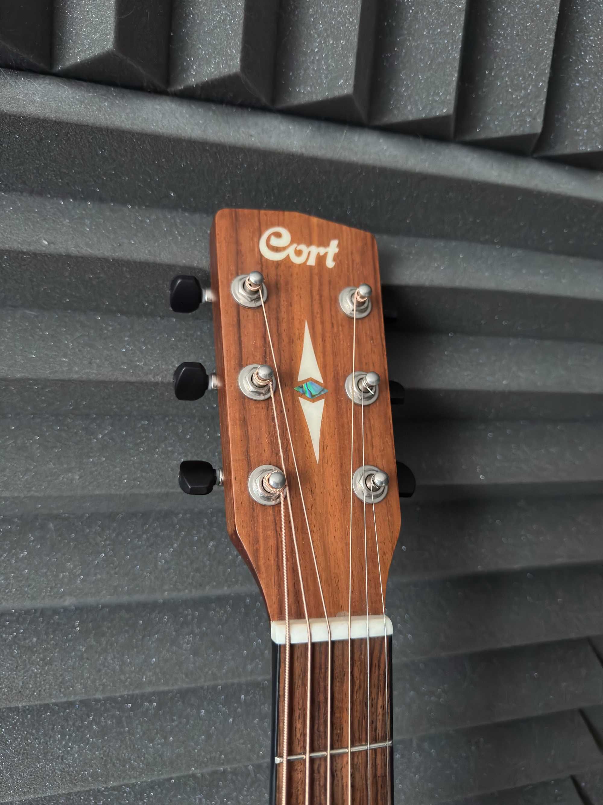 Gitara akustyczna Cort L100C lity top świerk siodełka kość