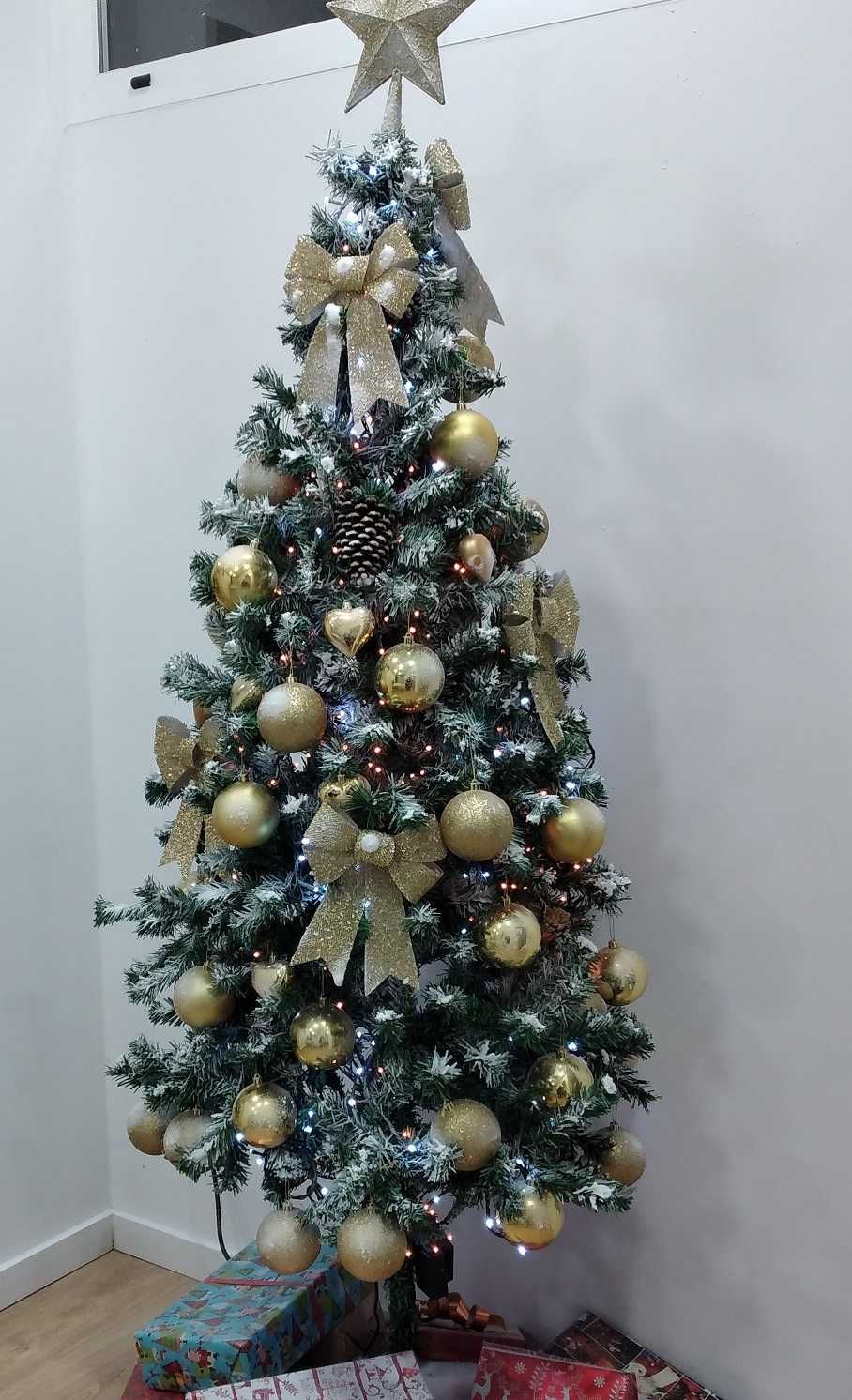 Árvore Natal 2,10 m decorada a dourado e Pai Natal artesanal - Porto