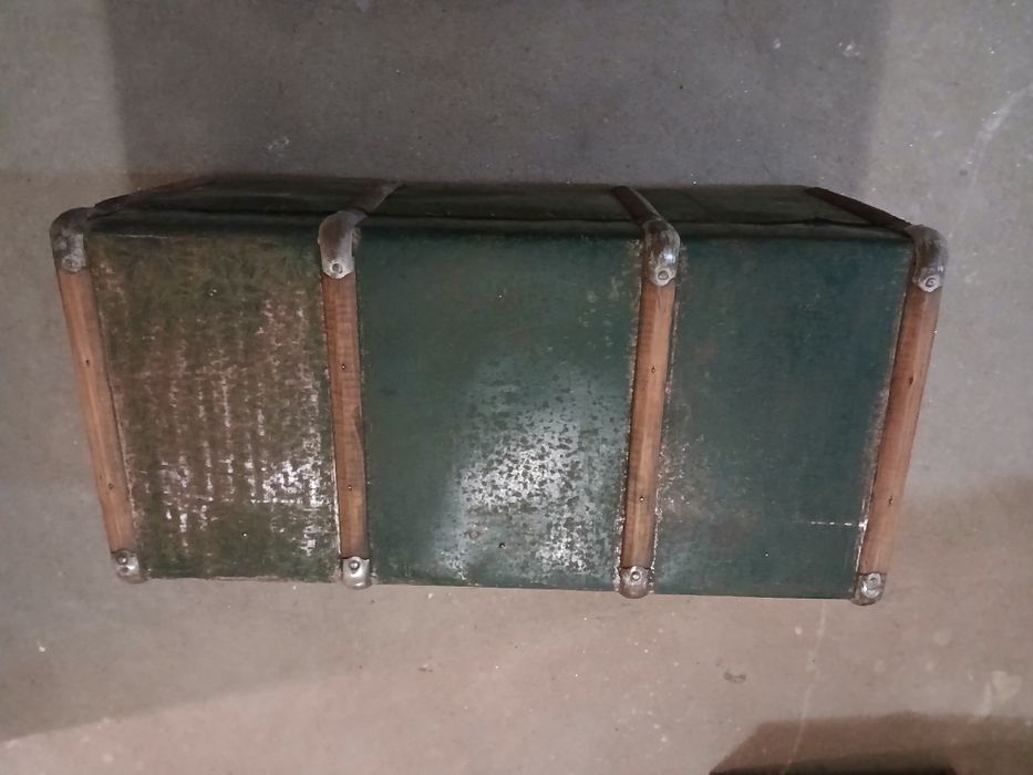 Arca bau antigo em madeira revestida em chapa