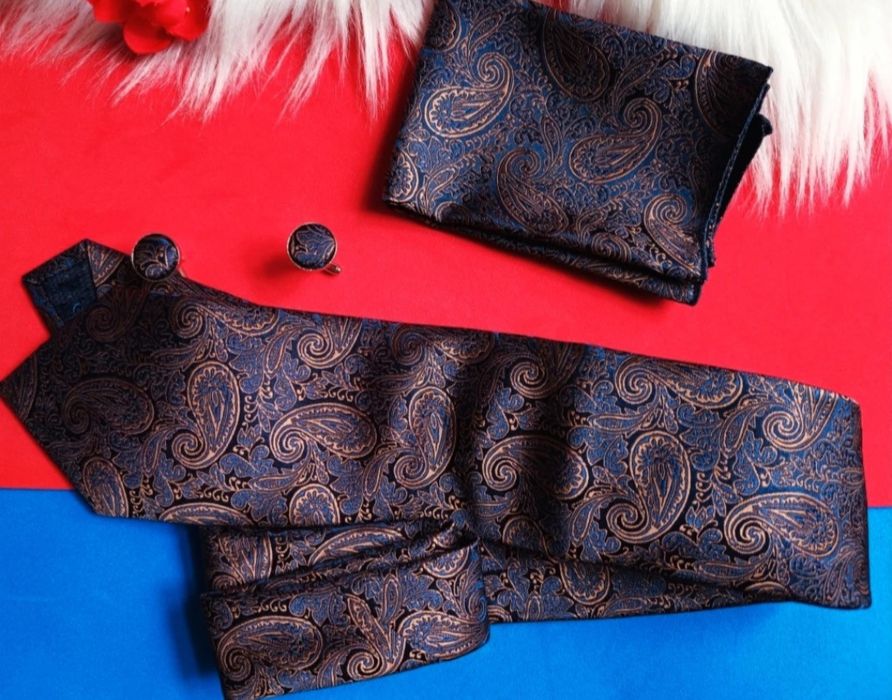 Męski zestaw krawat, poszetka i spinki