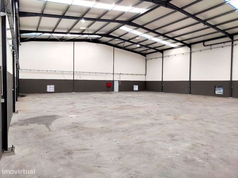 Armazém 1596m2 em 2 pisos, Zona Industrial da Feiteira, Grijó