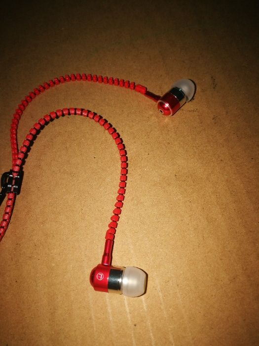 Auriculares / phones vermelhos com fio e fecho/zip ajustável