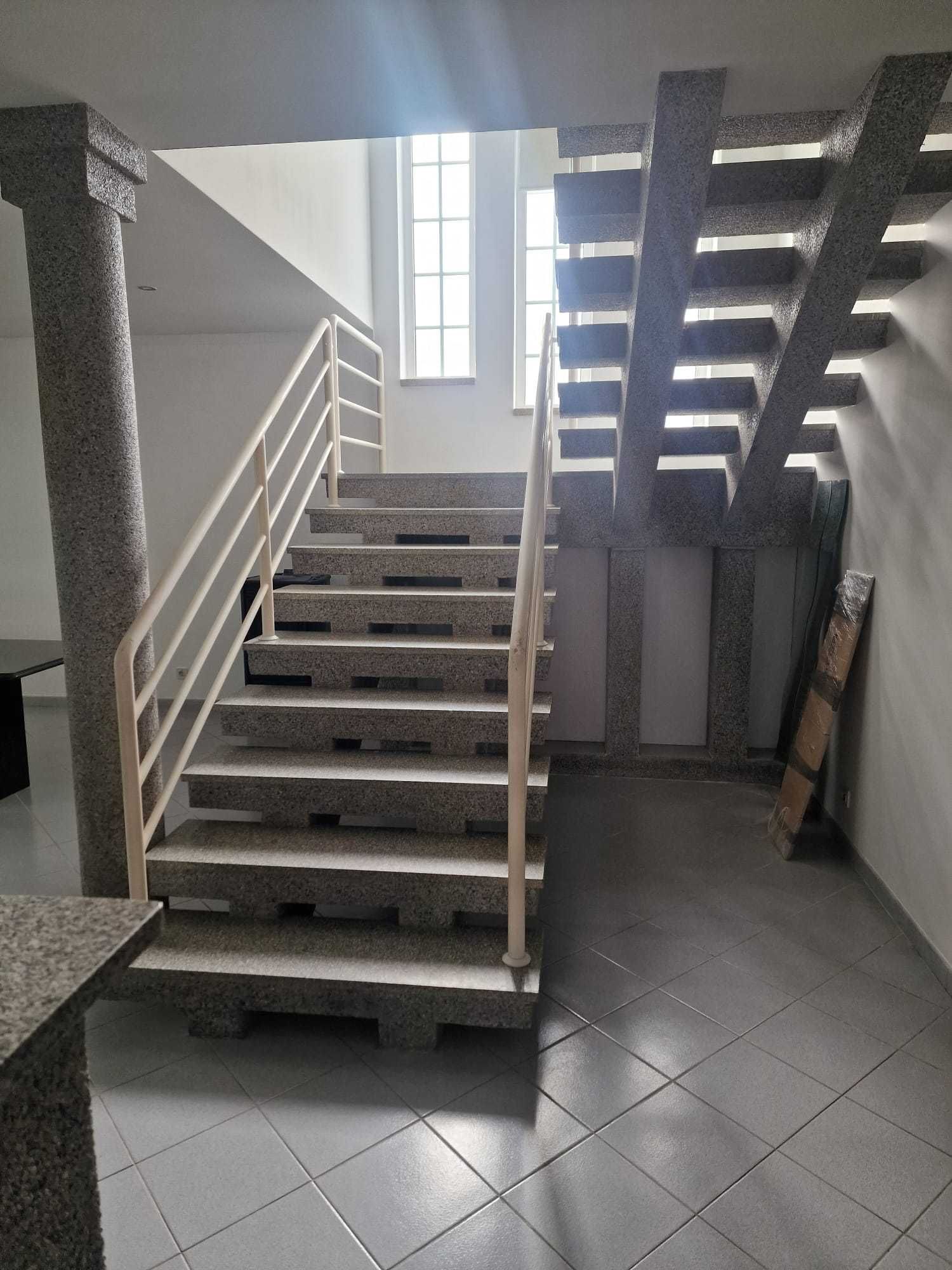 aceita-se permuta
Vivenda T3+1 de 4 frentes
remodelada