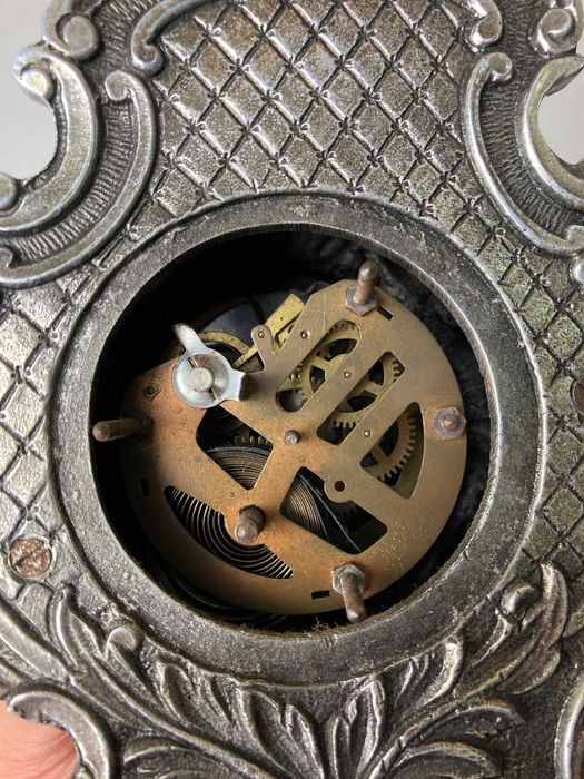 Relógio em estanho de corda manual antigo Alemão - necessita restauro