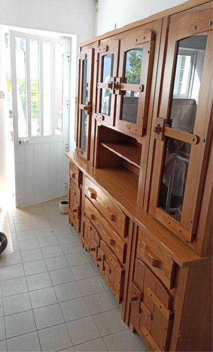 Aparador / Cristaleira em Madeira Maciça – Grande e Robusta